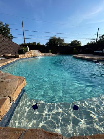 Spacious Cozy Home W Large Pool|Fun Games|King Bed gallery image 4