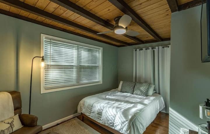 La camera da letto principale dispone di un comodo letto queen-size e di una comoda poltrona, perfetta per leggere o rilassarsi. 