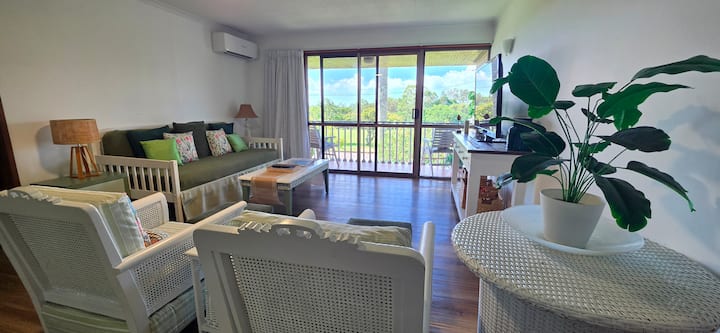 Wake Up To Sunrise Over The Sea & Park. Large Unit - Hervey Bay