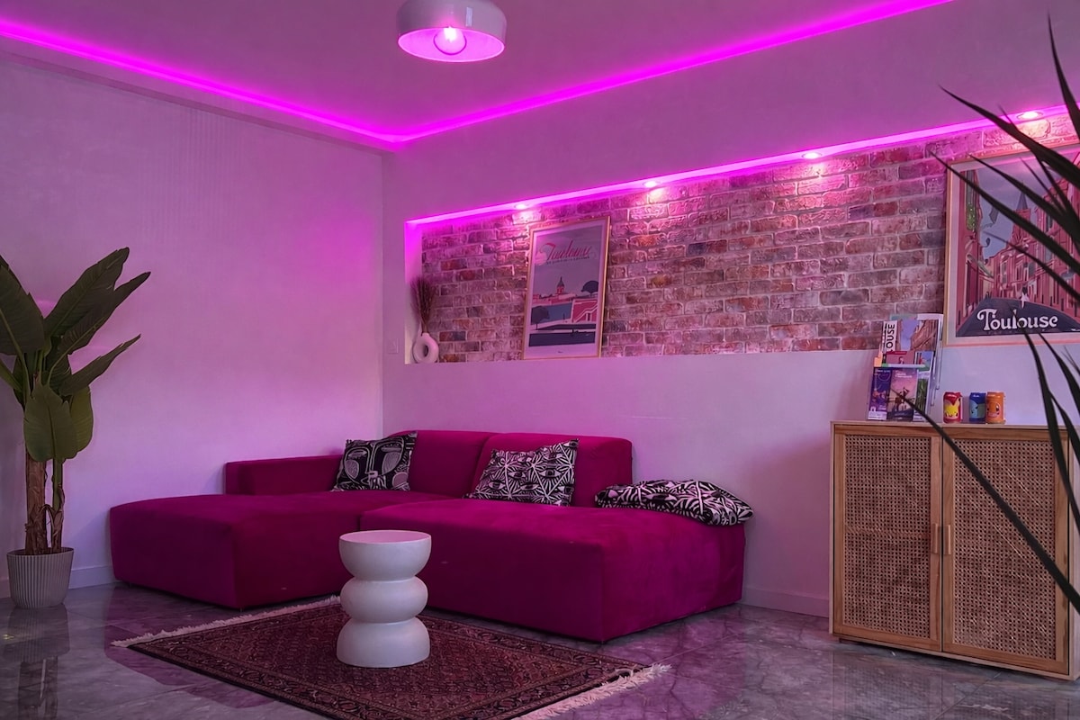 Top Airbnb: Stylish Loft with Hanging Bed – Unique Experience à Colomiers