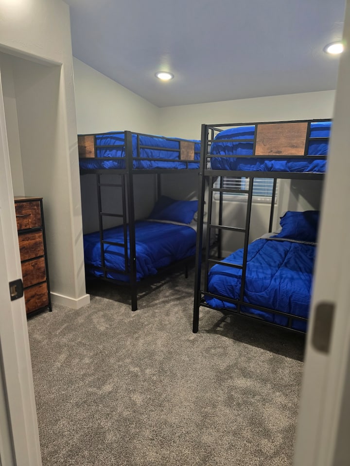 מיטות קומתיים. בדרך כלל טובות לילדים או למבוגרים מתחת לגיל 20. 