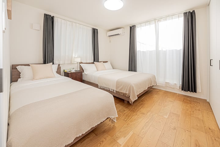 غرفة نوم هادئة ومريحة ｜ الطابق الثالث (3F)، تتميز بمرتبة سيمونز بعرض 1 متر ومرتبة بعرض 1.4 متر ｜ بياضات سرير وبياضات فندقية عالية الجودة، جميعها مكوية حديثًا على درجة حرارة عالية。