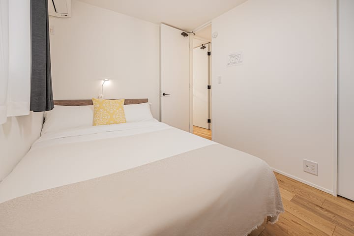 غرفة نوم هادئة ومريحة｜3F، طاولة بجانب السرير ومنافذ شحن｜مكيف هواء (تدفئة/تبريد)، مصباح سقف قابل للتعديل، خزانة ملابس