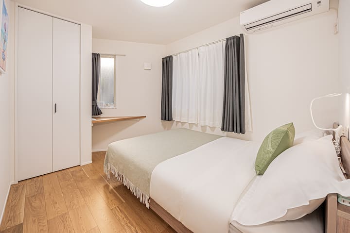 غرفة نوم هادئة ومريحة | الطابق الأرضي (1F)، تتميز بمرتبة سيمونز بعرض 1.4 متر | بياضات سرير وبياضات فندقية عالية الجودة، جميعها مكوية حديثًا على درجة حرارة عالية