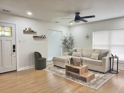 Successful Airbnb property: Cute cozy Oak House | Centric | Downtown in Cedar Crest