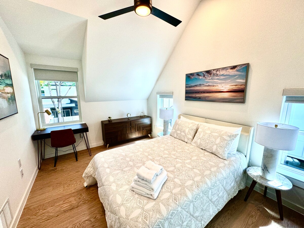 Modern Luxury House Mins to Downtown & EV Charger