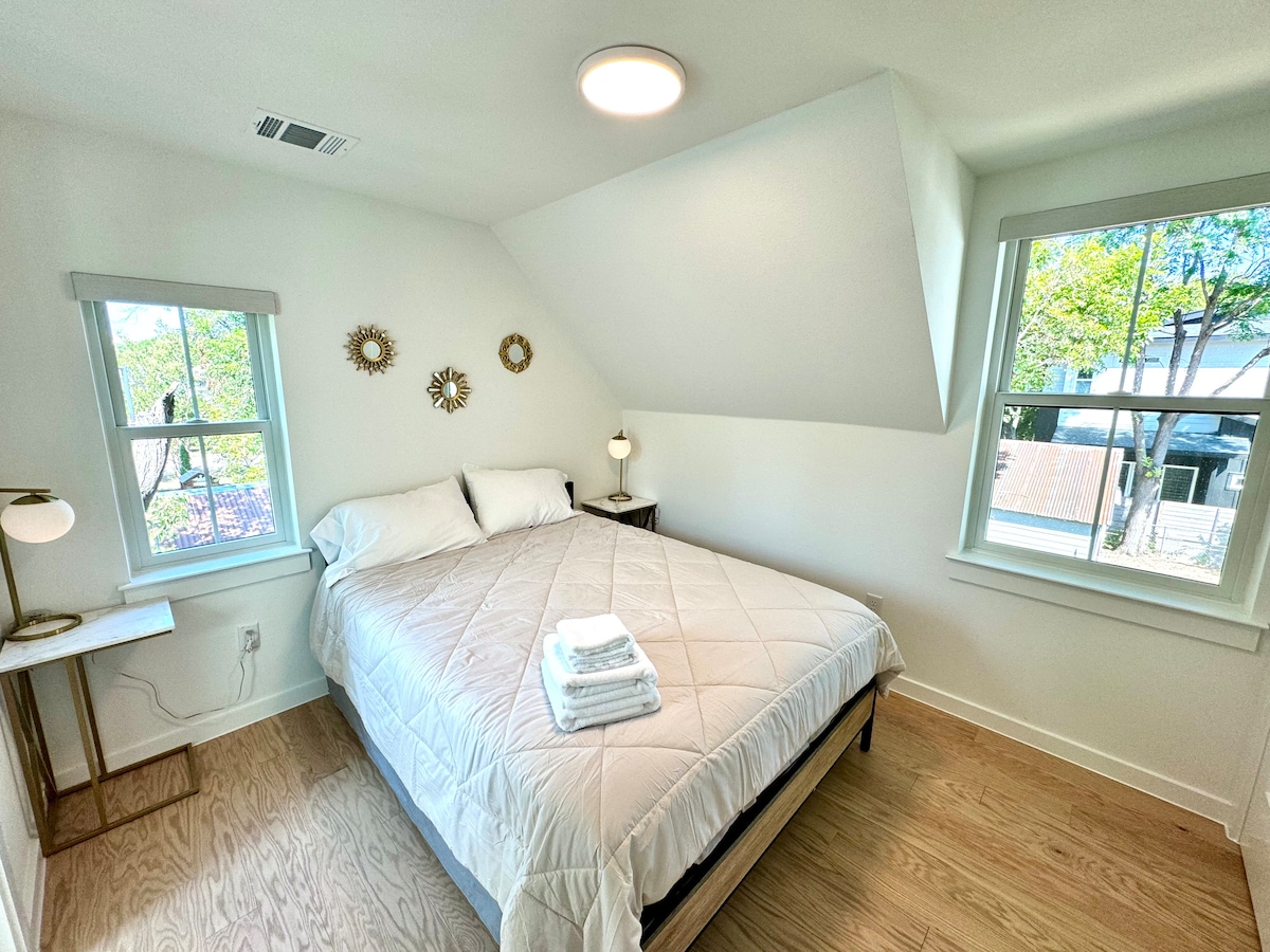 Modern Luxury House Mins to Downtown & EV Charger