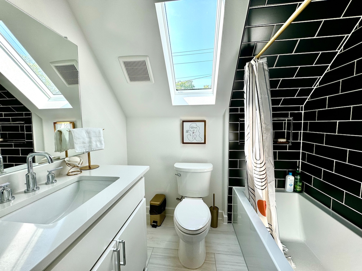 Modern Luxury House Mins to Downtown & EV Charger