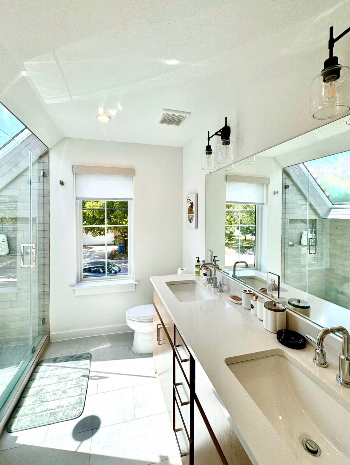Modern Luxury House Mins to Downtown & EV Charger