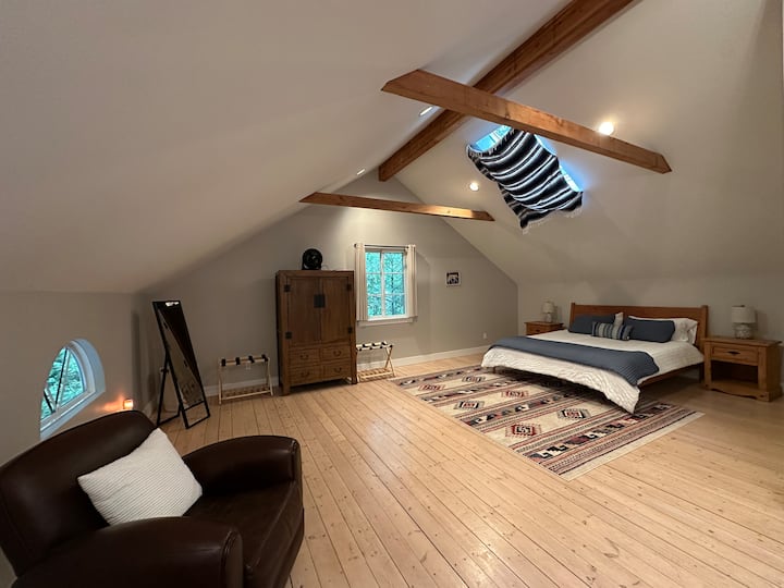 Просторот на горниот кат е еден голем поткровје одделен со половина ѕид, така што има малку приватност за брачниот кревет (широк 150-179 см). Од другата страна на поткровјето има два двокреветни кревета и еден душек со брачен кревет (широк 150-179 см) ако е потребно