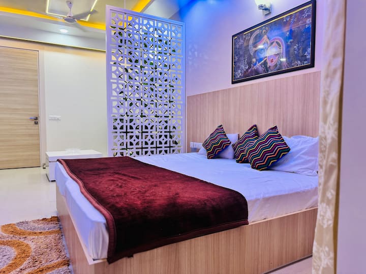 Луксузен декор, кадифен кревет, пријатна атмосфера.