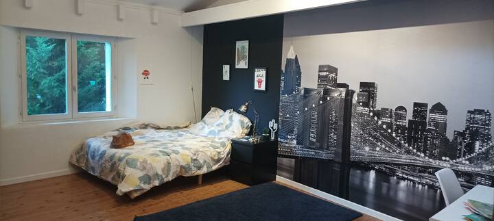 SPÁLŇA 3 „CEDAR“ (PRÍZEMIE): jedna z dvoch dvojlôžkových spální na prízemí, ktoré sú vedľa seba a susedia s kúpeľňou s vaňou.