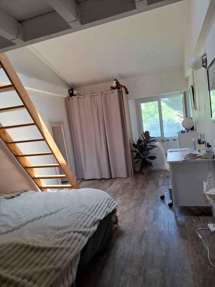 SPÁLŇA 4 „CYPRES“: manželská posteľ. Spálňa s medziposchodím, priľahlá spálňa 3 a kúzemná kúpeľňa