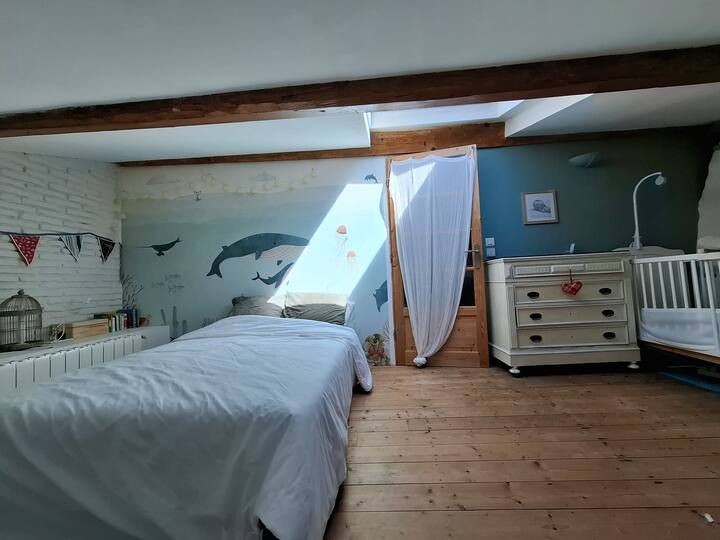 SPÁLŇA 2 „OLIVIER“ (na 2. poschodí, vedľa spálne 1): 1 manželská posteľ (rozkladacia pohovka) + 1 detská postieľka