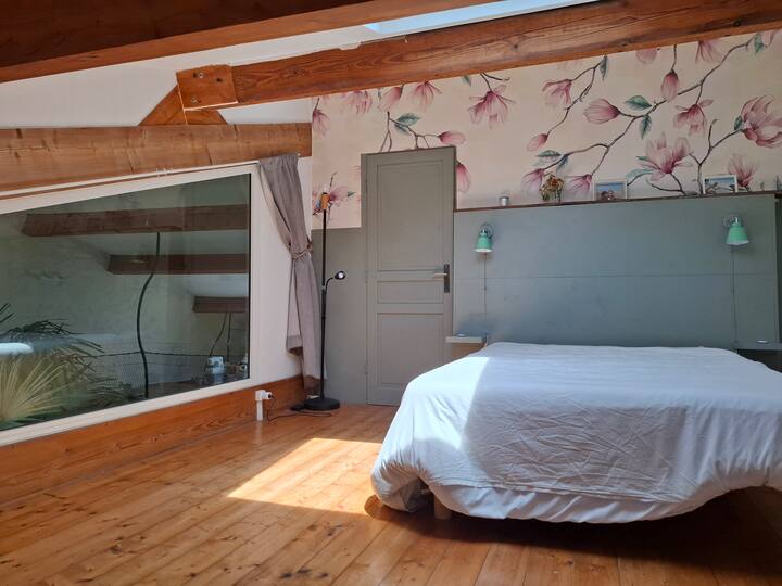 SPÁLŇA 1 „MAGNÓLIA“ na 2. poschodí a jej vlastná kúpeľňa. Priľahlé k spálni 2 „Olivier“ (pozri plán).