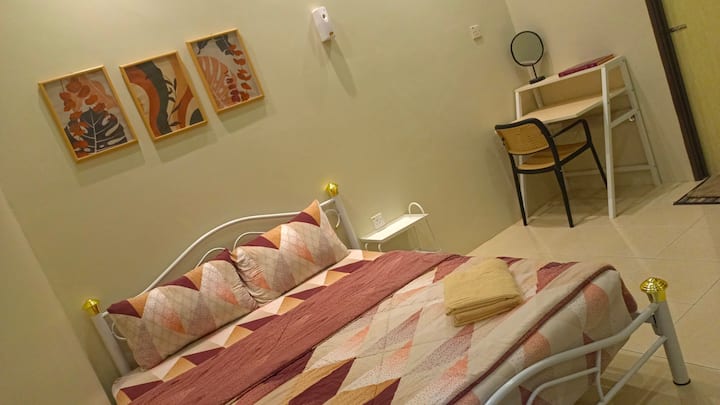 Მყუდრო საძინებელი დიდი საწოლით, კონდიციონერით, გარდერობითა და ცალკე სააბაზანოთი. Ნომერში, ასევე, არის 2 იატაკის ლეიბი მაქსიმუმ 4 სტუმრისთვის. Უზრუნველყოფილია ახალი პირსახოცები, რომლებიც უზრუნველყოფს კომფორტულ სტუმრობას როგორც საქმიანი, ისე დასასვენებელი მიზნებისთვის.