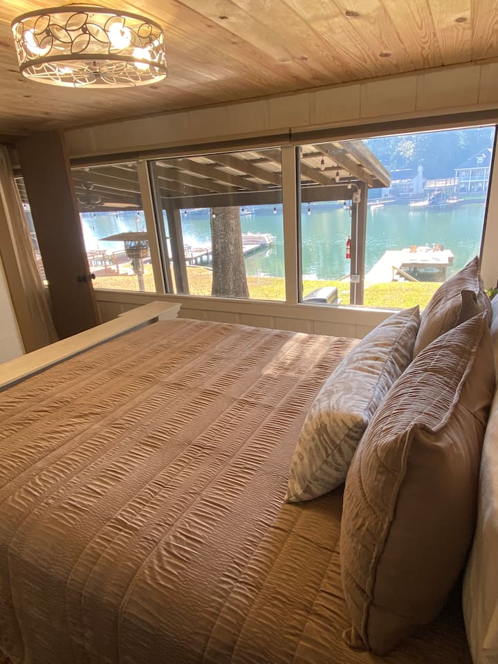 主卧配备标准双人床。 每天早上在床上品尝咖啡，同时欣赏令人难以置信的湖畔景观！ 附带小型套房浴室。 