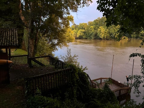 Riverfront Retreat off I-20 near Downtown Camden