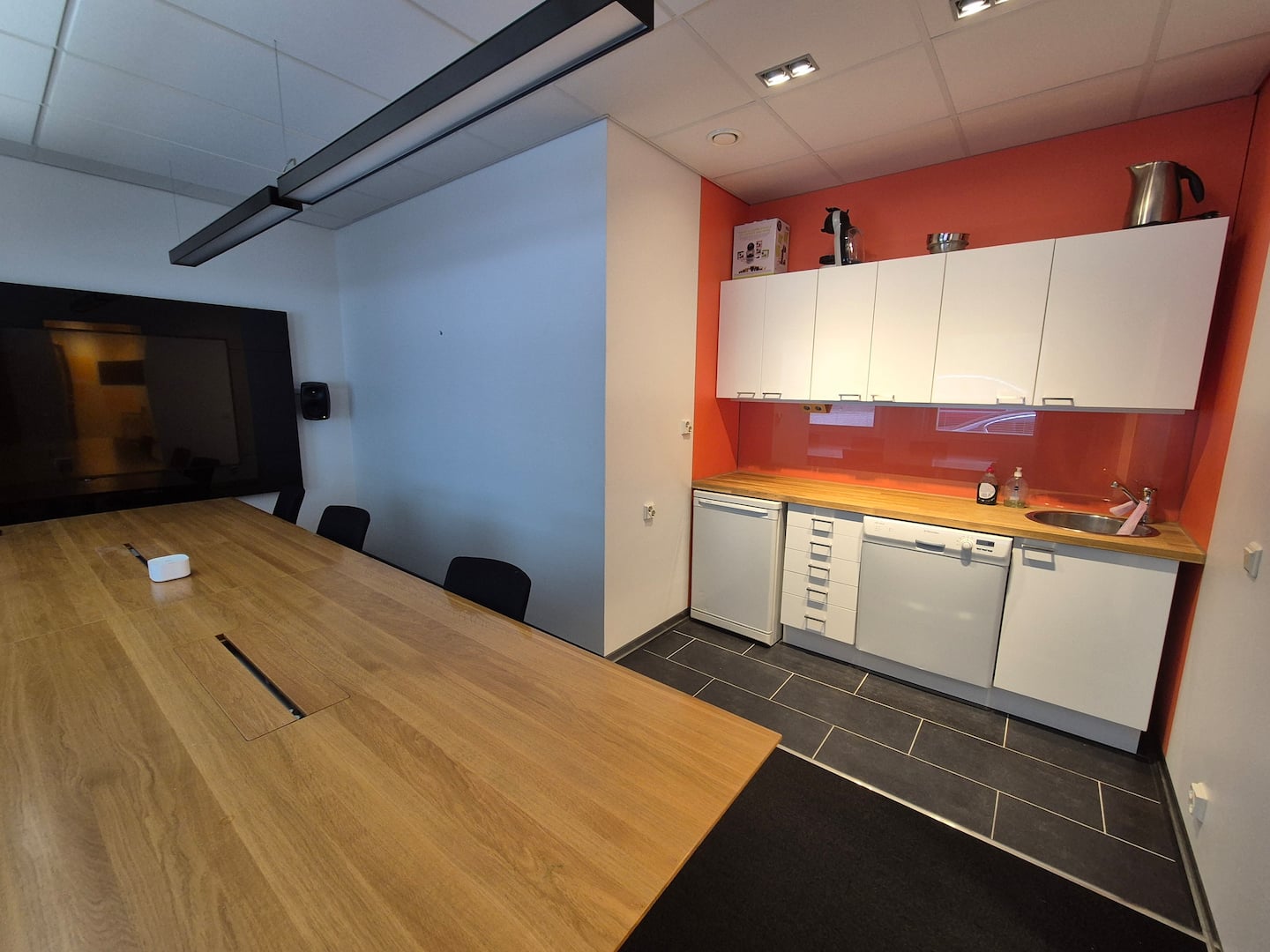 Airb2b Espoo, Iso Neuvotteluhuone Ja Majoitustila 3