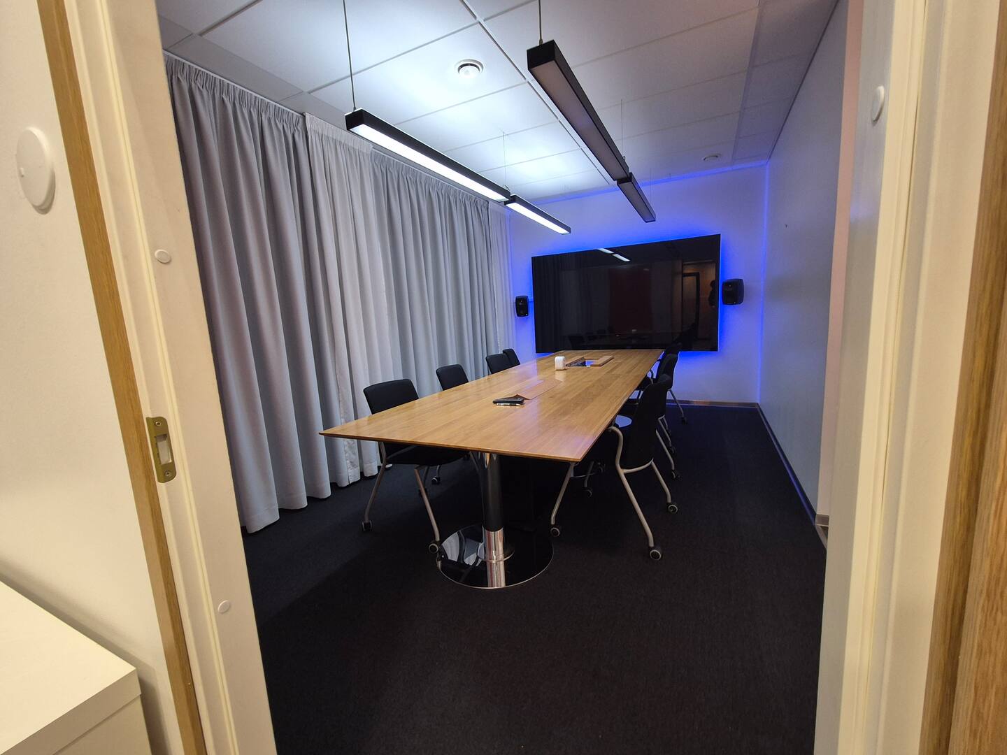 Airb2b Espoo, Iso Neuvotteluhuone Ja Majoitustila 2