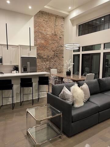 Charming Loft with Exposed Brick gallery image 4