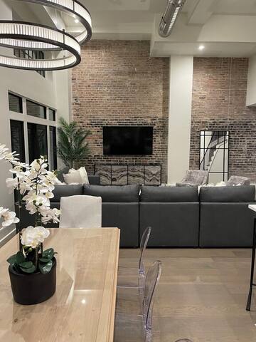 Charming Loft with Exposed Brick gallery image 5