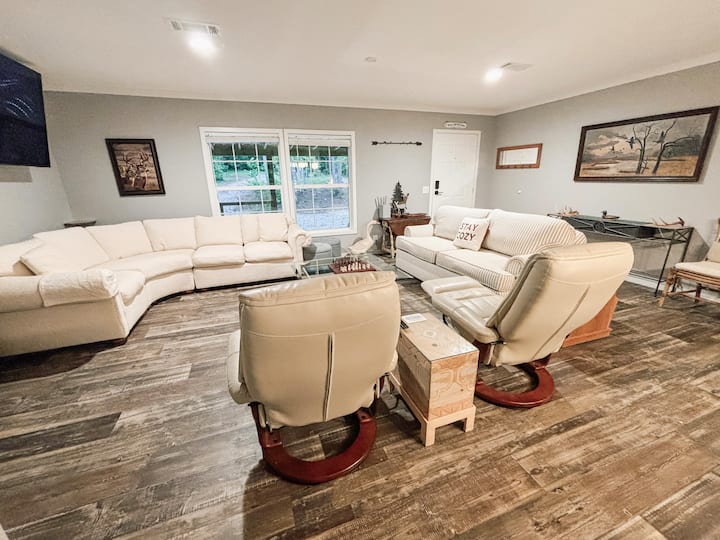 Lake Martin & Auburn-breezy, Spacious, Huge Porch! - Lake Martin, AL
