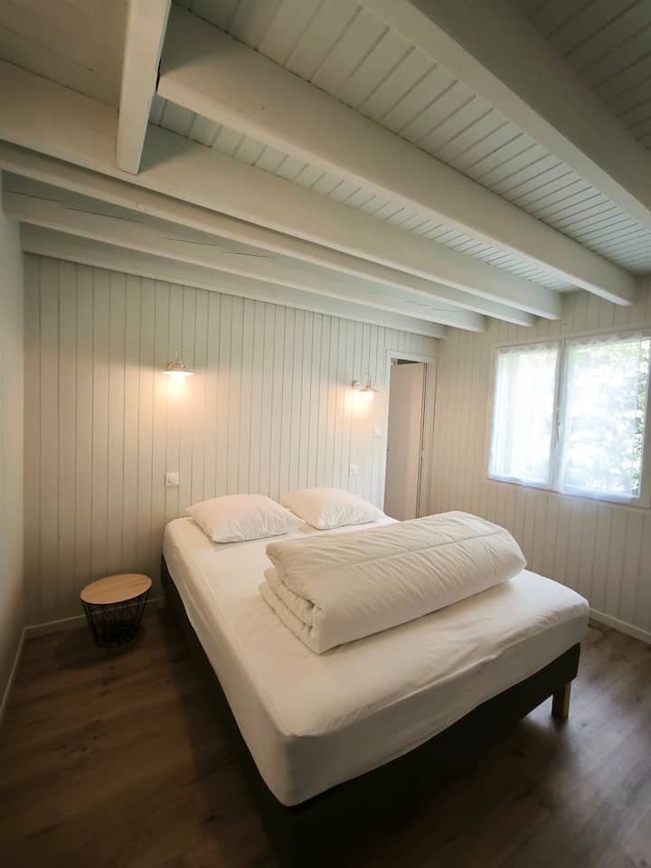 Cette chambre se compose d'un lit 160*200, d'un grand dressing et d'une salle d'eau avec vasque, douche italienne et WC