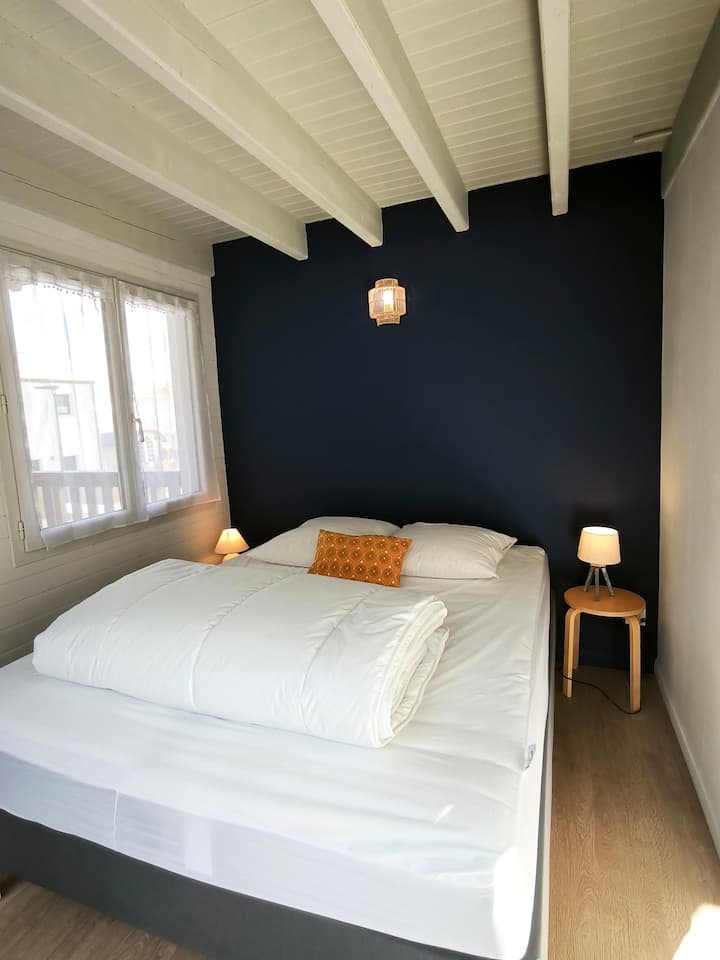 Cette suite offre un lit 160*200 cms, ainsi qu'un espace dressing et une salle d'eau privative