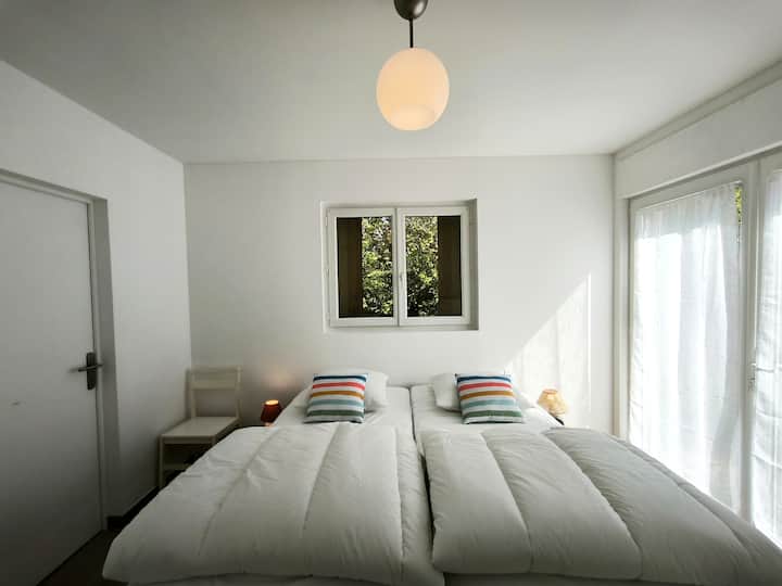 Cette chambre propose deux lits simples (90*200) qu'il est possible de séparer