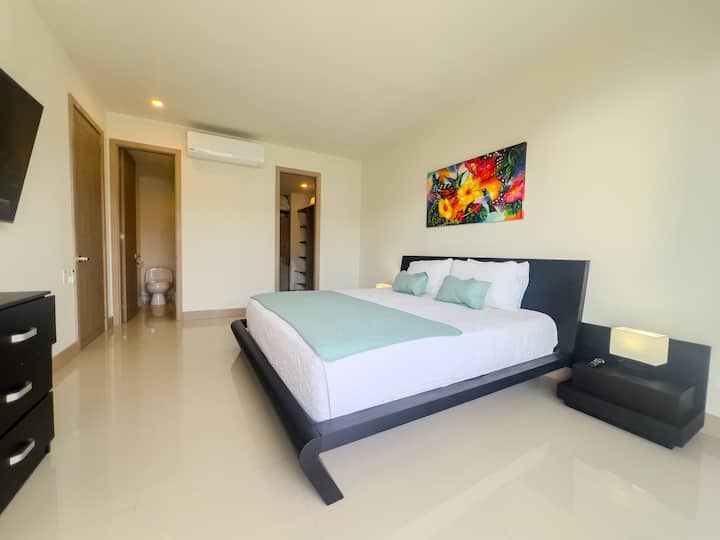 Pohodlná manželská posteľ Queen, vlastná kúpeľňa a šatník 