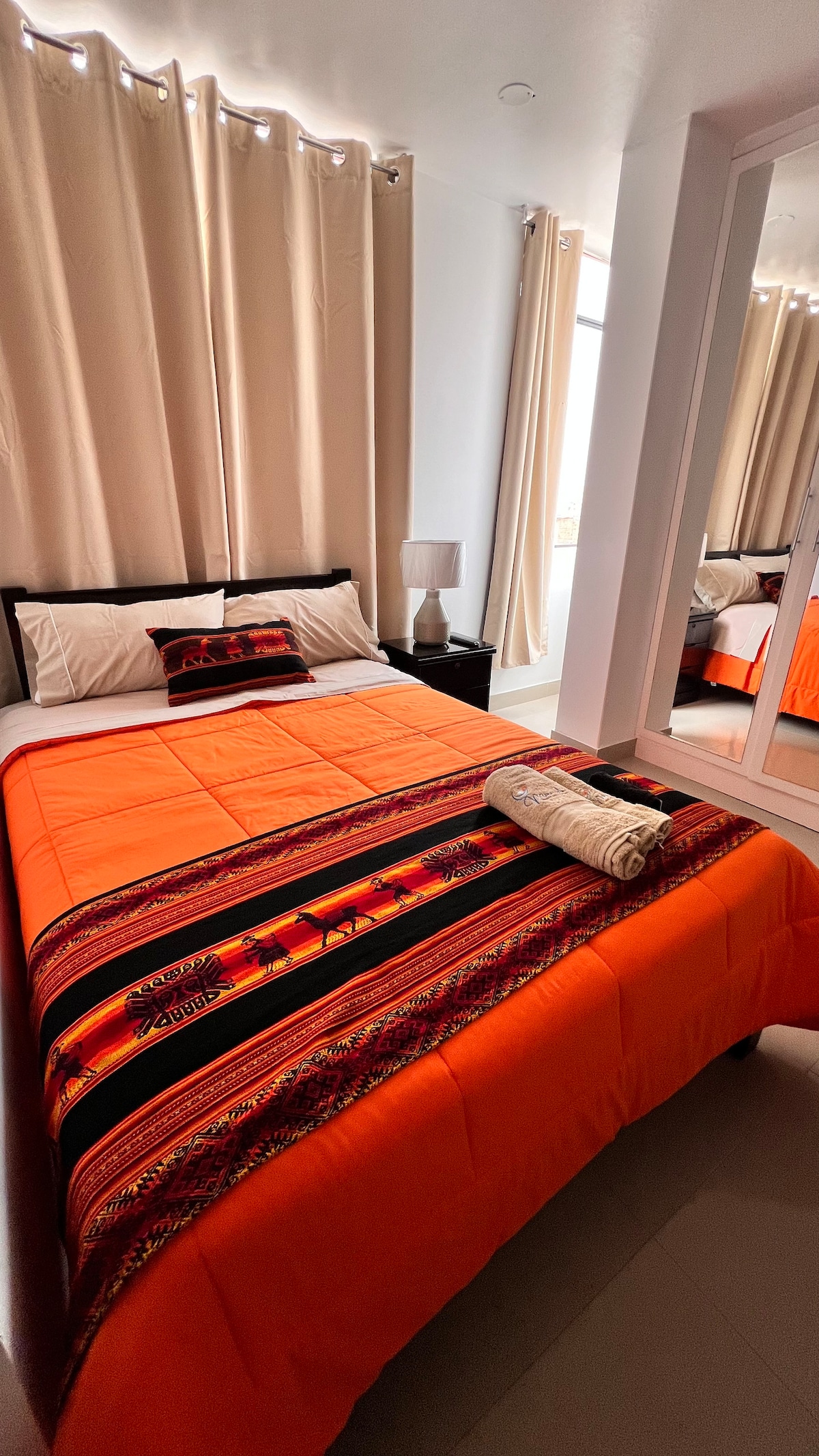 Chumba chenye nafasi kubwa na starehe chenye kabati kubwa.
Meza ya kazi na TV 
Bafu la kujitegemea 
Neflix
Kikausha nywele na maji ya moto