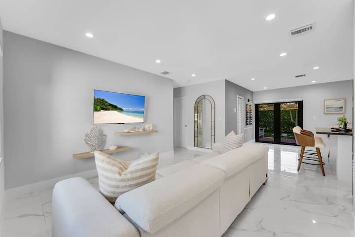 Azure Coastal Breeze • Near Lakes, Golf & Beaches - North Miami Beach, FL