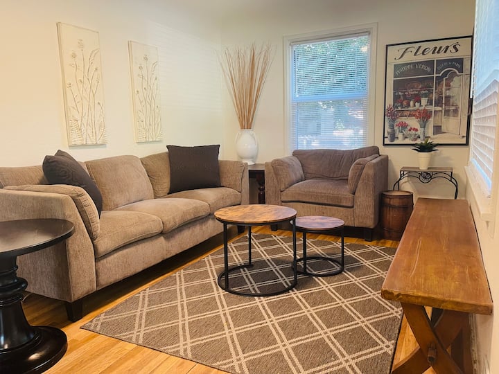 Jade’s Delightful 1937 Cottage 3br+/2ba; Huge Yard - Caldwell, ID