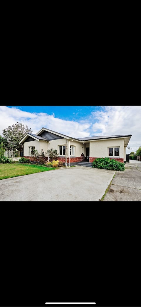 Big bungalow in popular Windsor