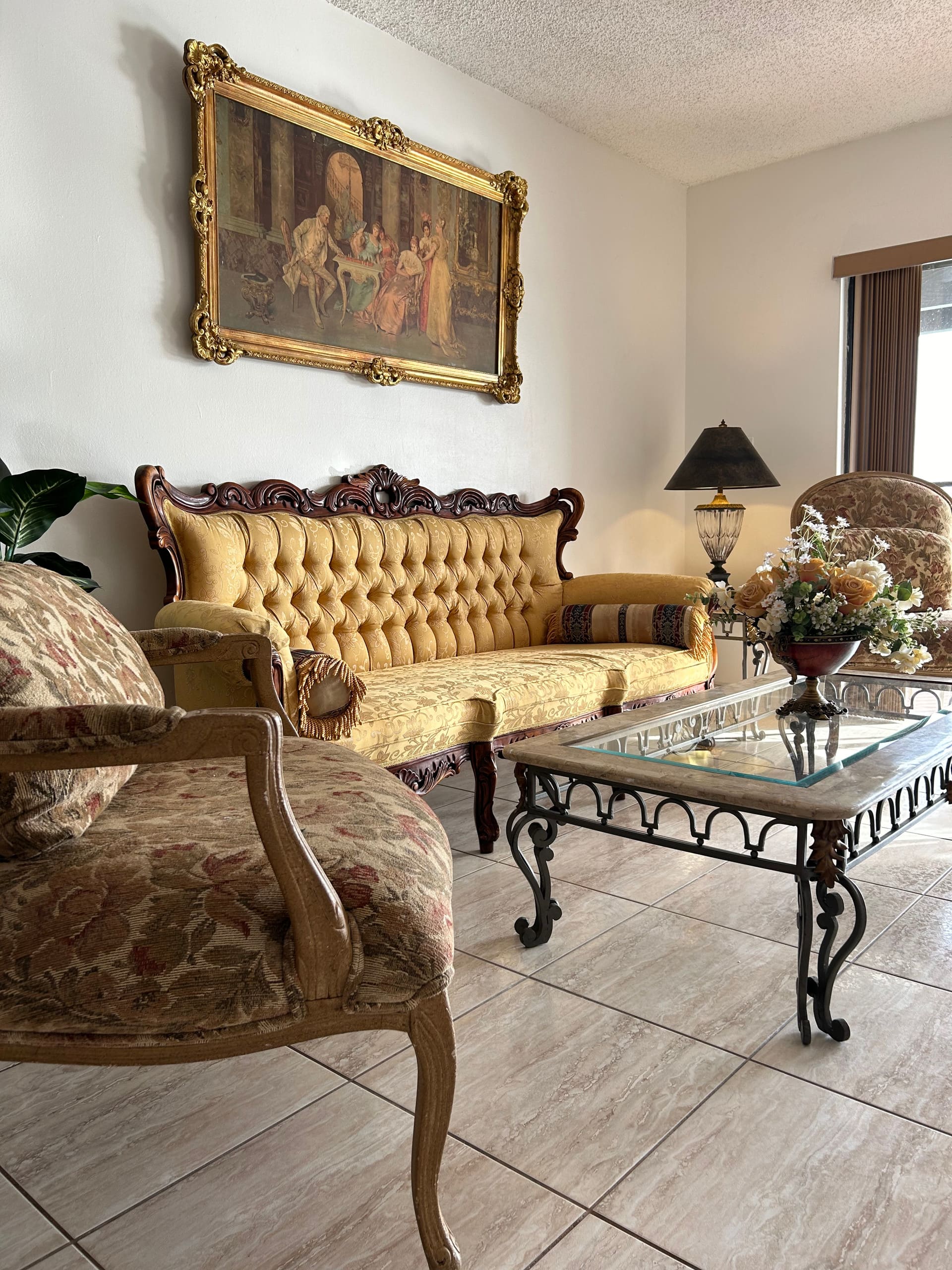Beautiful apartment with very elegant colonial decoration