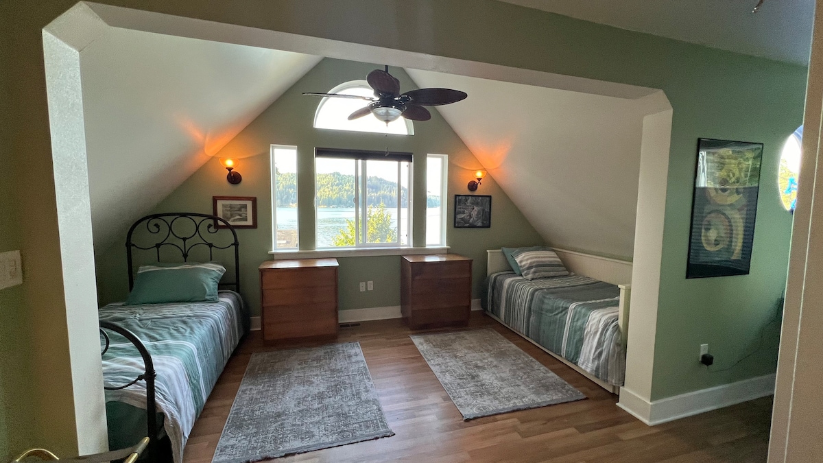Priestor na spanie s dvoma oddelenými posteľami. Otvorené na najvyššie poschodie (nie súkromné, skvelé pre deti alebo blízkych priateľov/rodinu), stropný ventilátor, nádherný výhľad na druhé poschodie. 