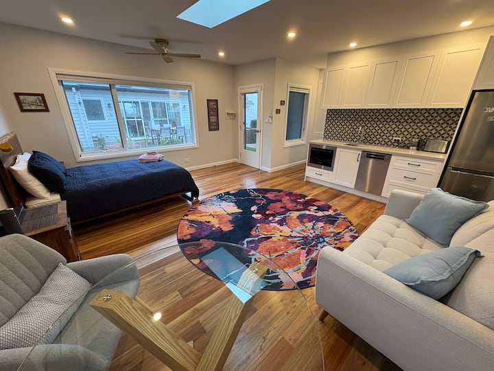 Estudio independiente con cocina pequeña totalmente equipada y baño