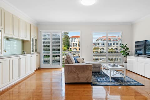 Hampton-Style Waterfront Mansion: 3-Storeys of Lux