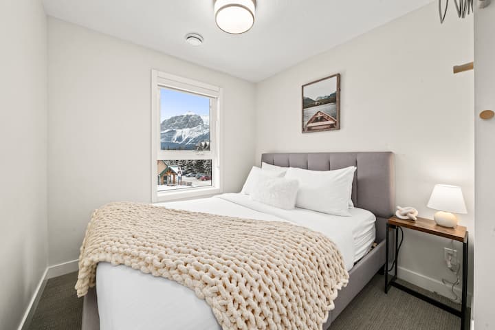 Удобна спална соба со брачен кревет (широк 150 – 179 см) исполнета со природна светлина, со меки неутрални тонови и прозорец со прекрасен поглед кон планински пејзаж.