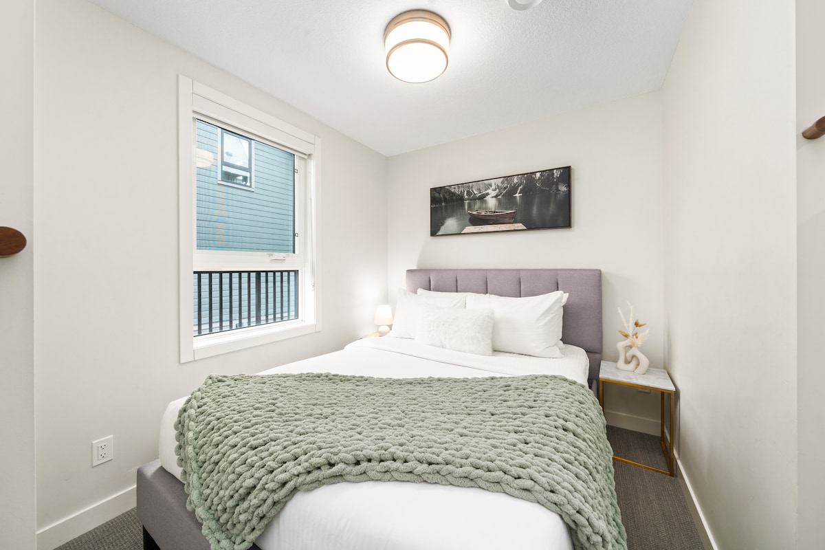 Насладете се на релаксиращ престой в тази просторна спалня с двойно легло, която се отличава с големи прозорци, рамкиращи красивия планински пейзаж.