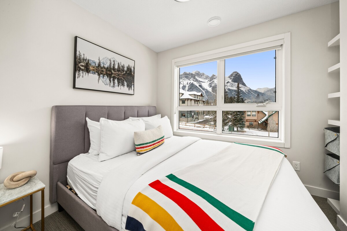 Събудете се и се насладете на спиращи дъха планински пейзажи през прозорците, докато лежите в удобното двойно легло с чисти бели чаршафи.