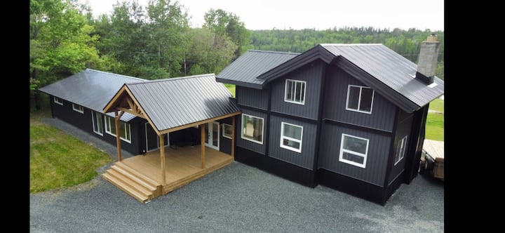 Year round Waterfront oasis w seasonal guest cabin