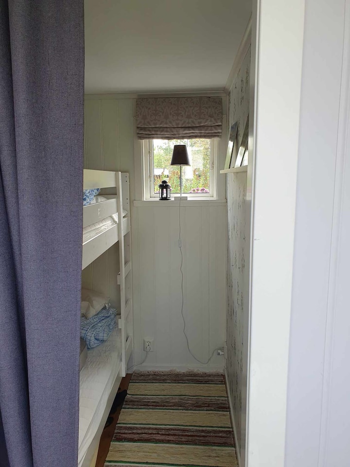 Kleine slaapkamer in de schuur. Stapelbed