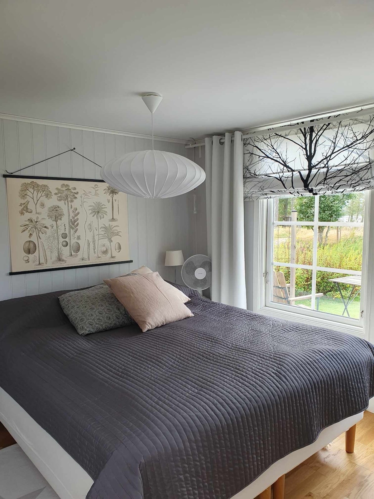 El dormitorio principal en el cobertizo, cama doble de 160 cm. El televisor se controla con Chromecast.