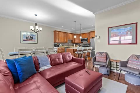 Freshwater Joys | 4BR Jellybean Home Near Downtown