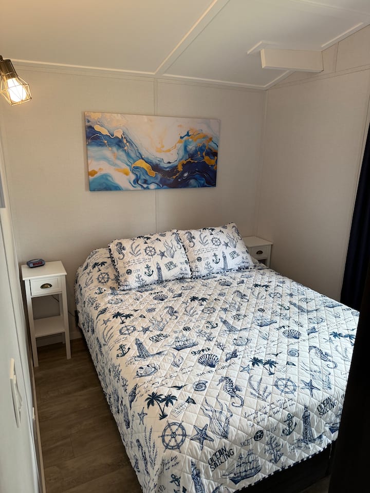 מיטת קווין סייז עם מצעים מלאים 