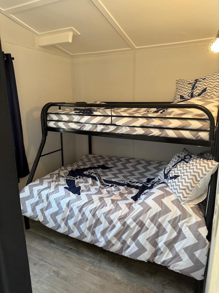 מיטה זוגית על המיטה התחתונה, יחידה למעלה. אספקת מצעים מלאה. 