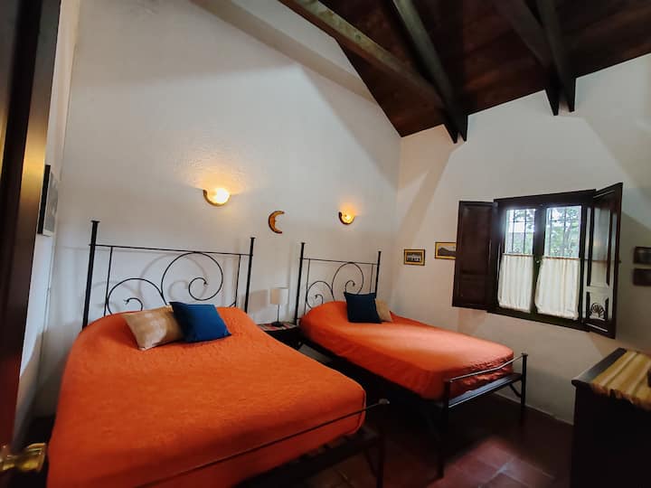 Habitación 3 - Luna 
2 ორადგილიანი საწოლი ძალიან კომფორტული და საზიარო სააბაზანო 2 ოთახთან ერთად - სოლ
Მასში არის კარადა და ავეჯი ტანსაცმლისა და ნივთების შესანახად. 