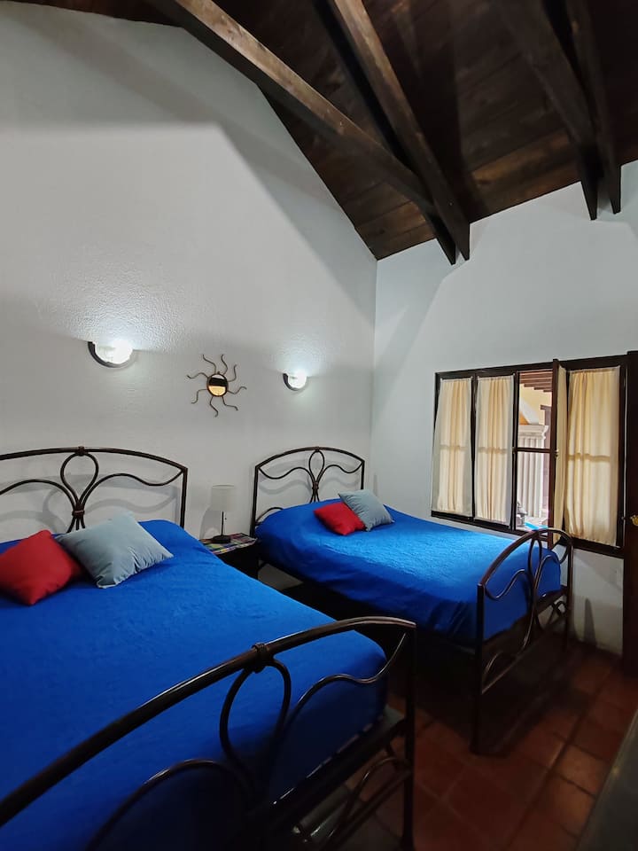 Habitación 2 - Sol
2 ძალიან კომფორტული ორადგილიანი საწოლი და საზიარო სააბაზანო მე-3 ოთახთან ერთად - ლუნა. 
Მას აქვს კარადა და ავეჯი ტანსაცმლისა და თქვენი ნივთების შესანახად. 